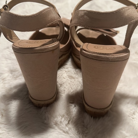 Tory Burch Tan Wedge Sandal, size 10 - Picture 4 of 6